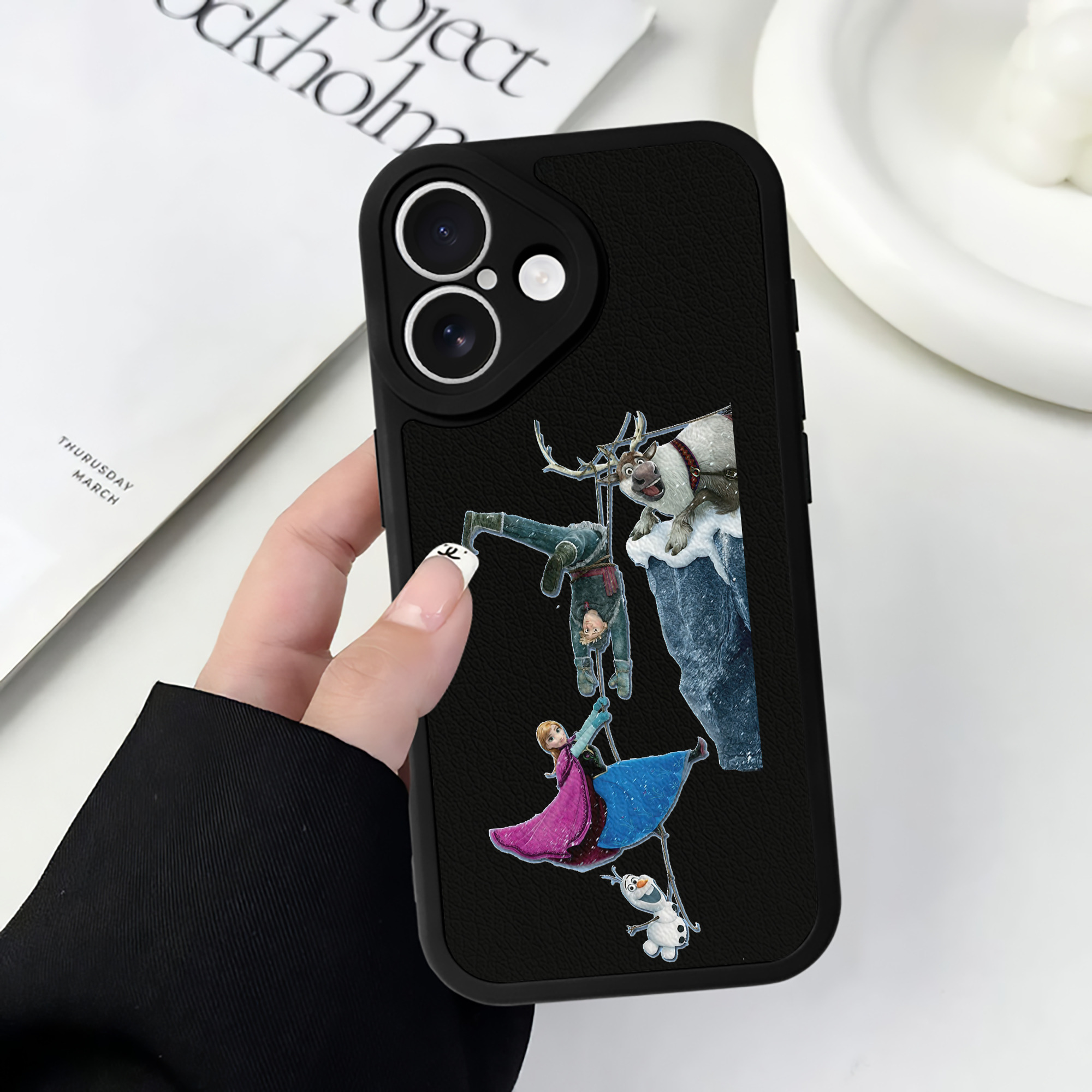 （画像用） アナと雪の女王 アンナ エルサ Frozen Anna Elsa 【iPhone 16シリーズ対応】シリコンスマホケース（レザー調） 材質：シリコン